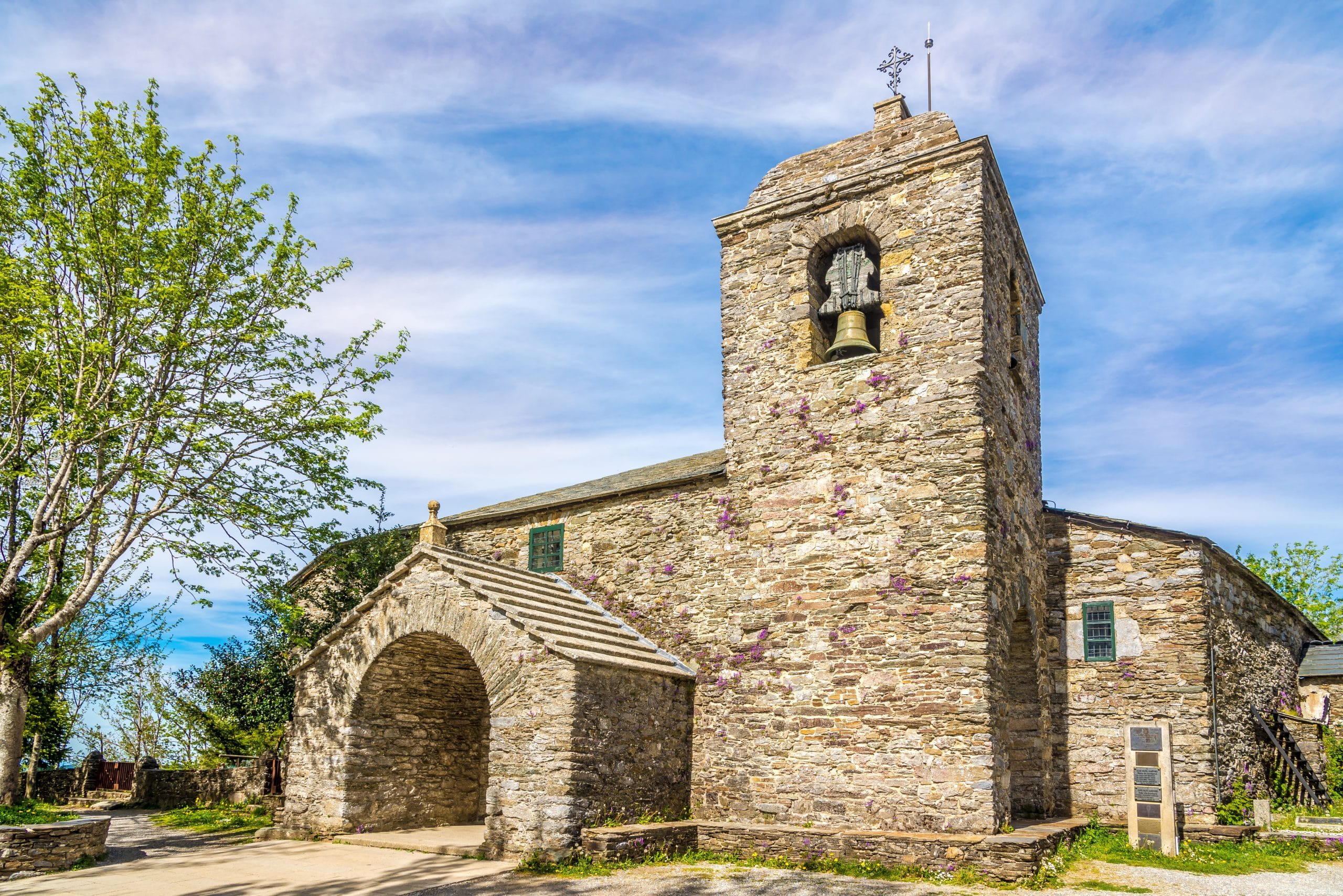 église santa maria la real o cebreiro